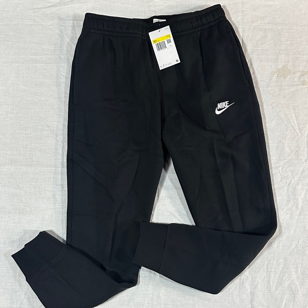 NWT Men’s Nike Club Fleece Joggers tapered. Mens size small